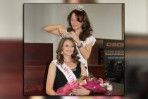 Sydnee Akers is crowned Miss City of Maricopa by Miss Pinal County Jacqueline Thomas in November 2013. [InMaricopa file]